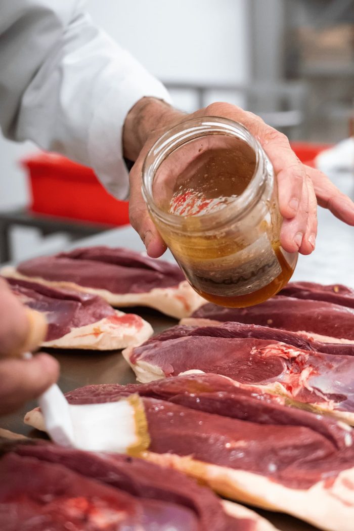 Badigeonner les magrets avec du miel d'oranger - Rôti de Canard à l'orange