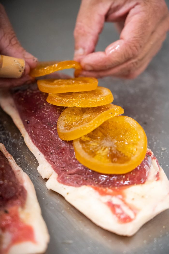 pose des oranges confites sur les magrets de canard